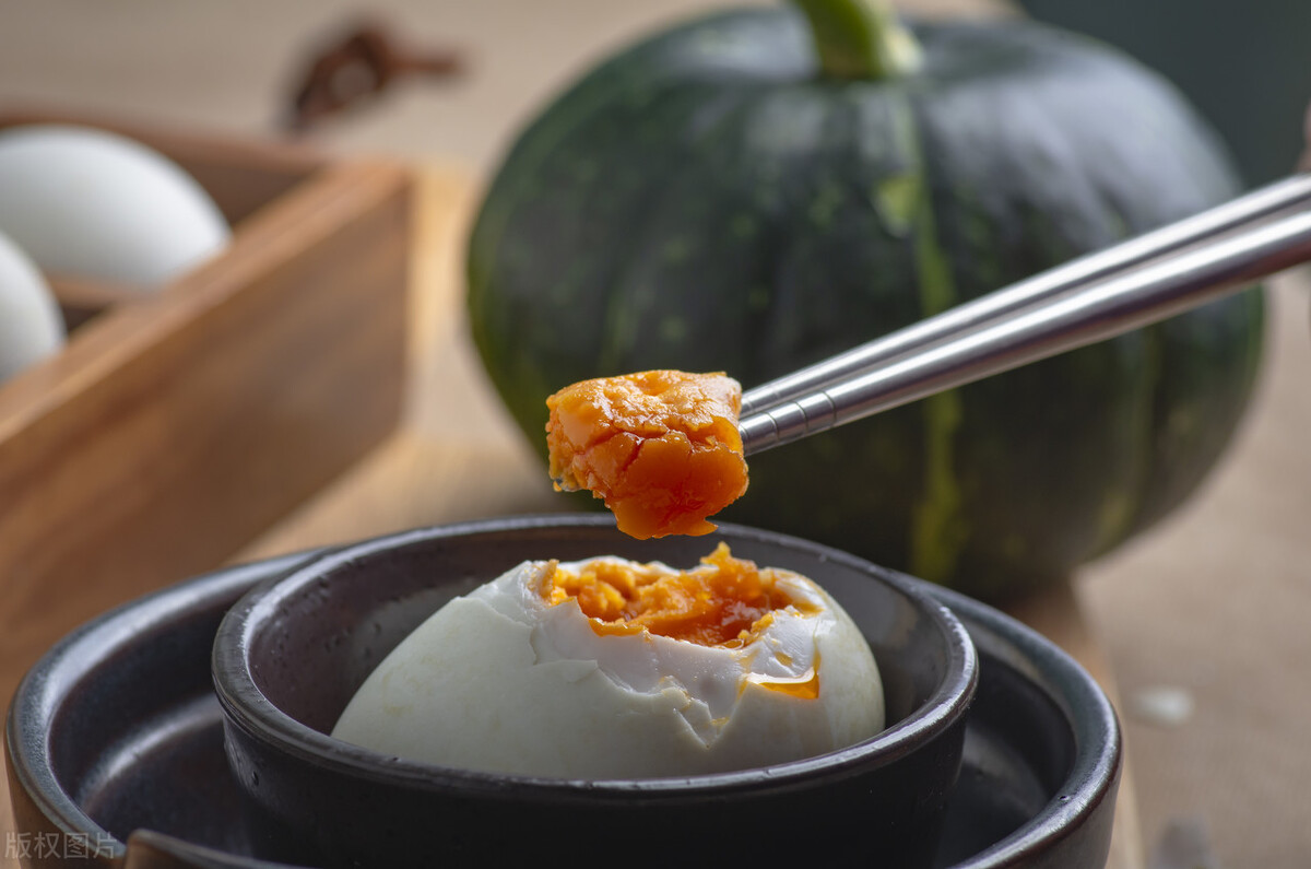 快速制作咸鸭蛋有妙招,简单自制咸鸭蛋的做法大全图解