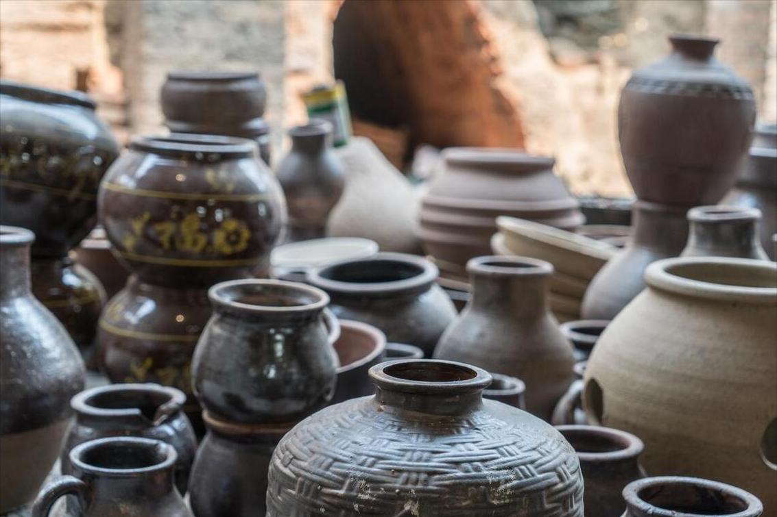 贫穷农民一夜间暴富，手戴多枚金戒指干农活，专家调查后直接狂笑