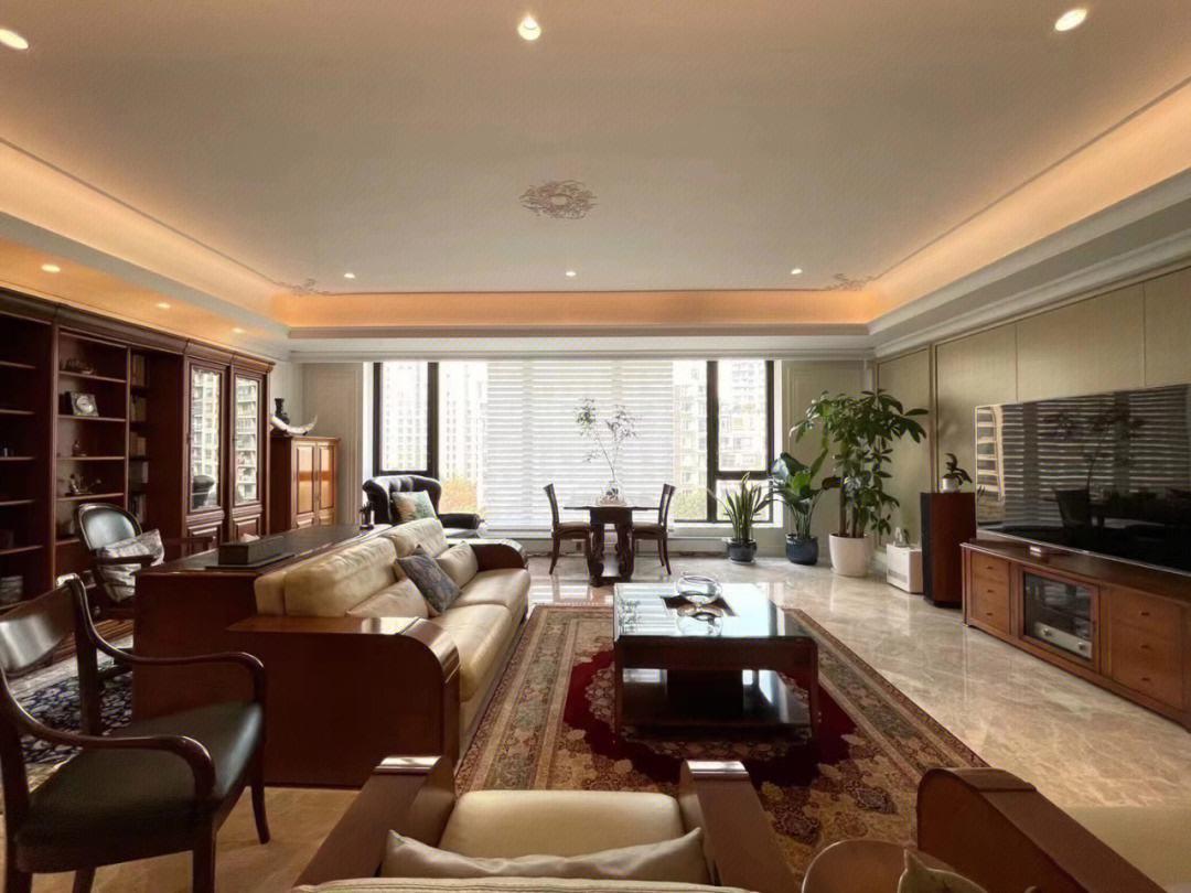 上海一33岁太太，在封闭阳台上砌了几块砖，花坛、鱼池全都有了