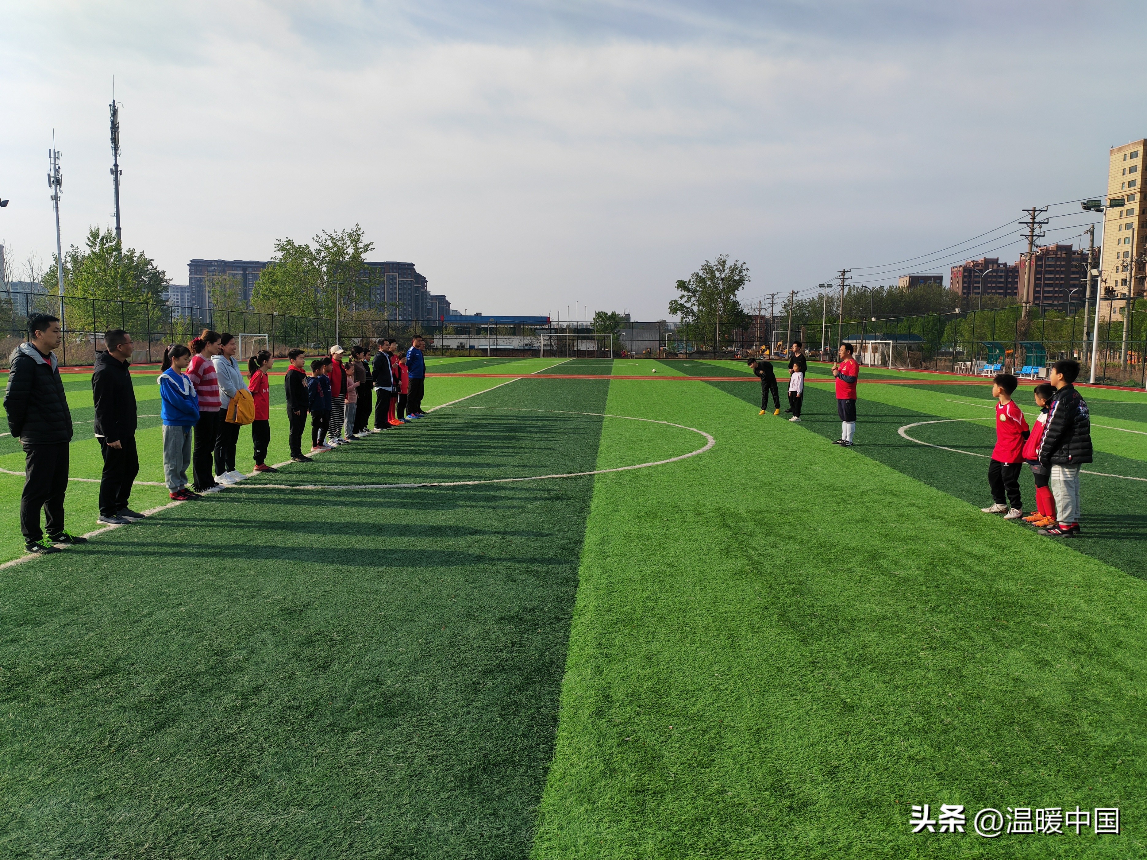 追思先烈感恩时代清晨阳光足球联谊赛在杨金路奔跑之星球场举行