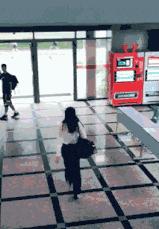 伴娘蹲角落里玩手机,伴娘躲在角落玩手机很漂亮