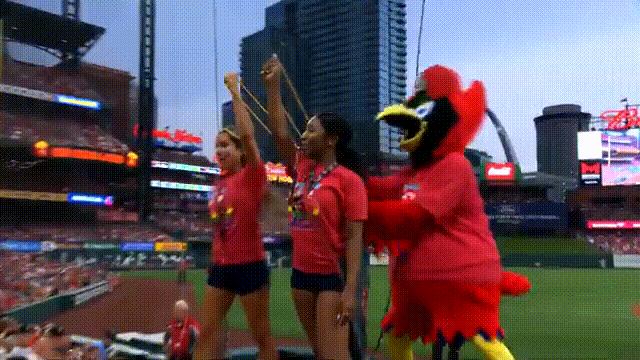 和小姐姐见面送什么礼物,和小姐妹一起送神兽归笼