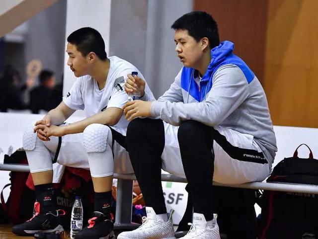 王治郅穿军装与现任妻子照片,追风少年王治郅