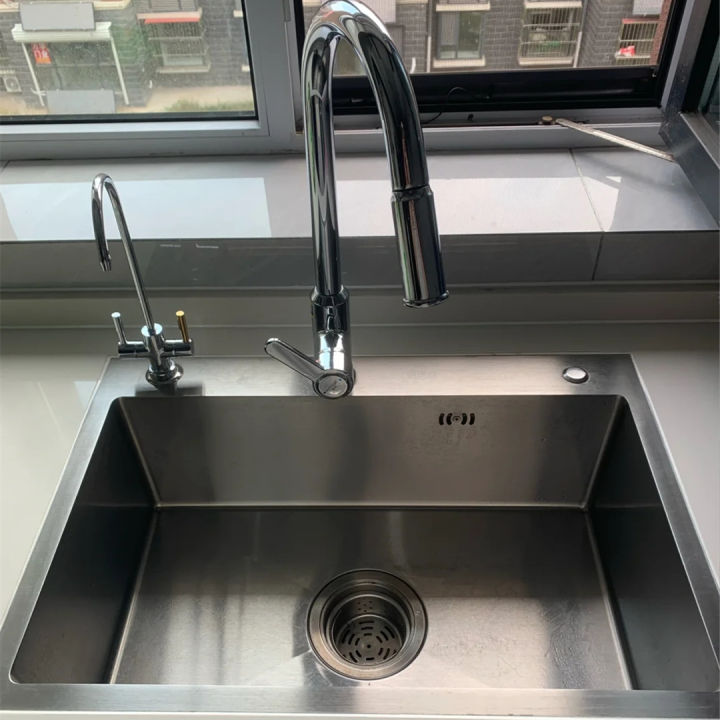 洗菜盆下水管漏了一个洞,洗菜盆下方的电器