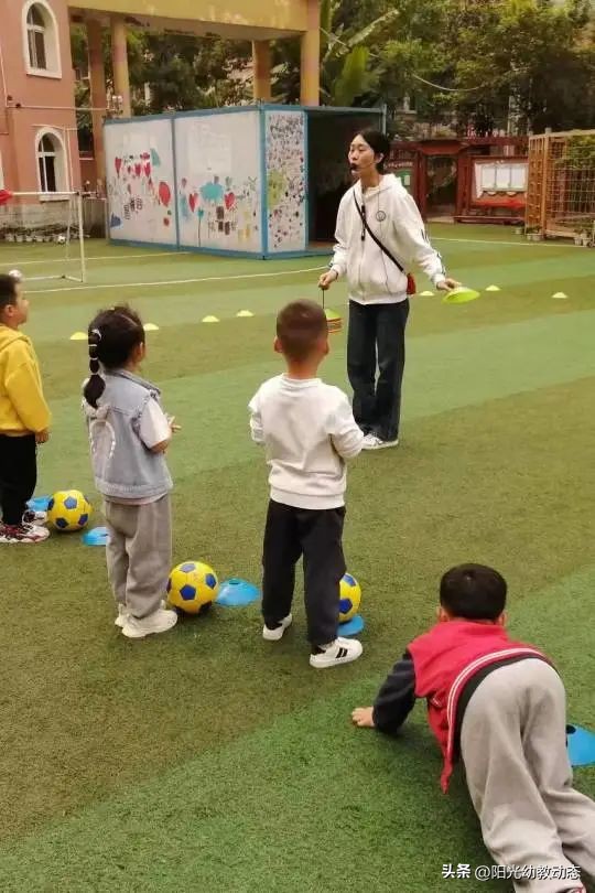 岳池县小学足球比赛,足球大比拼幼儿园游戏