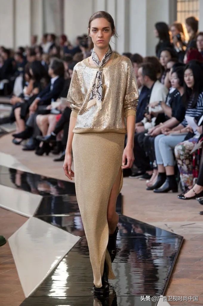 简单又时髦的丝巾系法你学到了吗,美丽时尚精美基础丝巾推荐