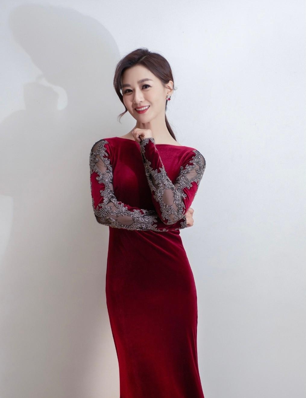 国足内部再出乱子？前国脚被带走后又爆其养小三，月花费足有20万