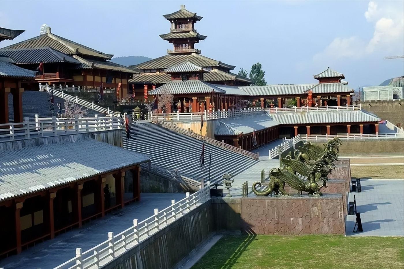 掏粪工白手起家，打造出900亿“中国好莱坞”，横店之王靠随缘？