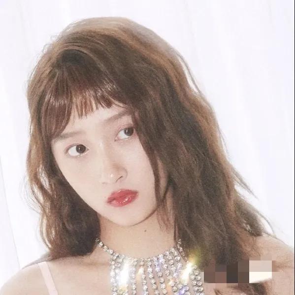 关晓彤刘海撩上去贴头皮造型,关晓彤有刘海也没刘海