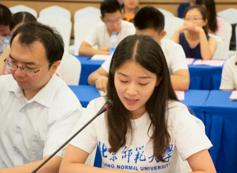 00后缺席会议被通报批评，工作群霸气回怼老板，网友：年轻真好