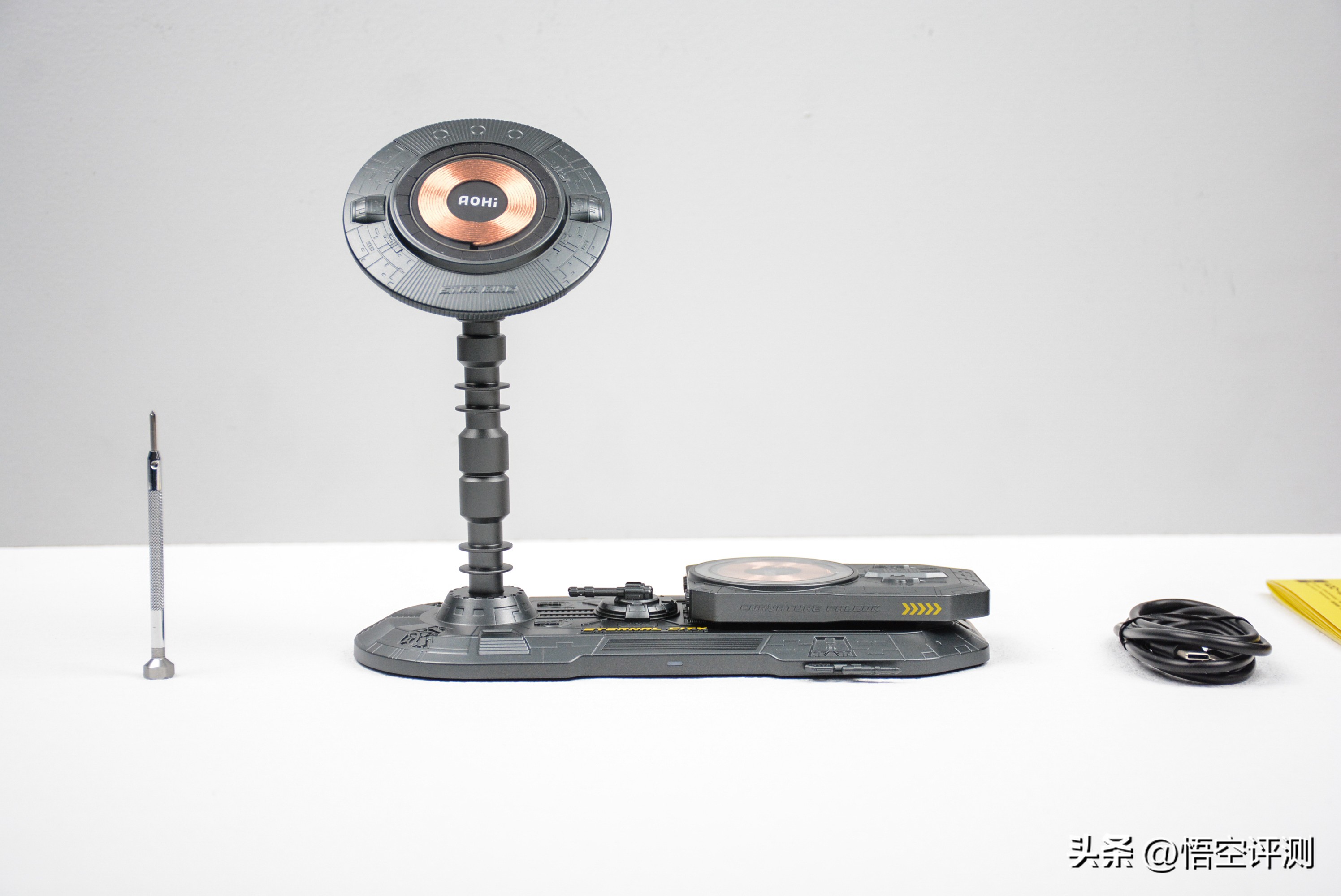 买个无线充还要自己拼装？完成后瞬间惊艳：奥海永恒之城首发评测