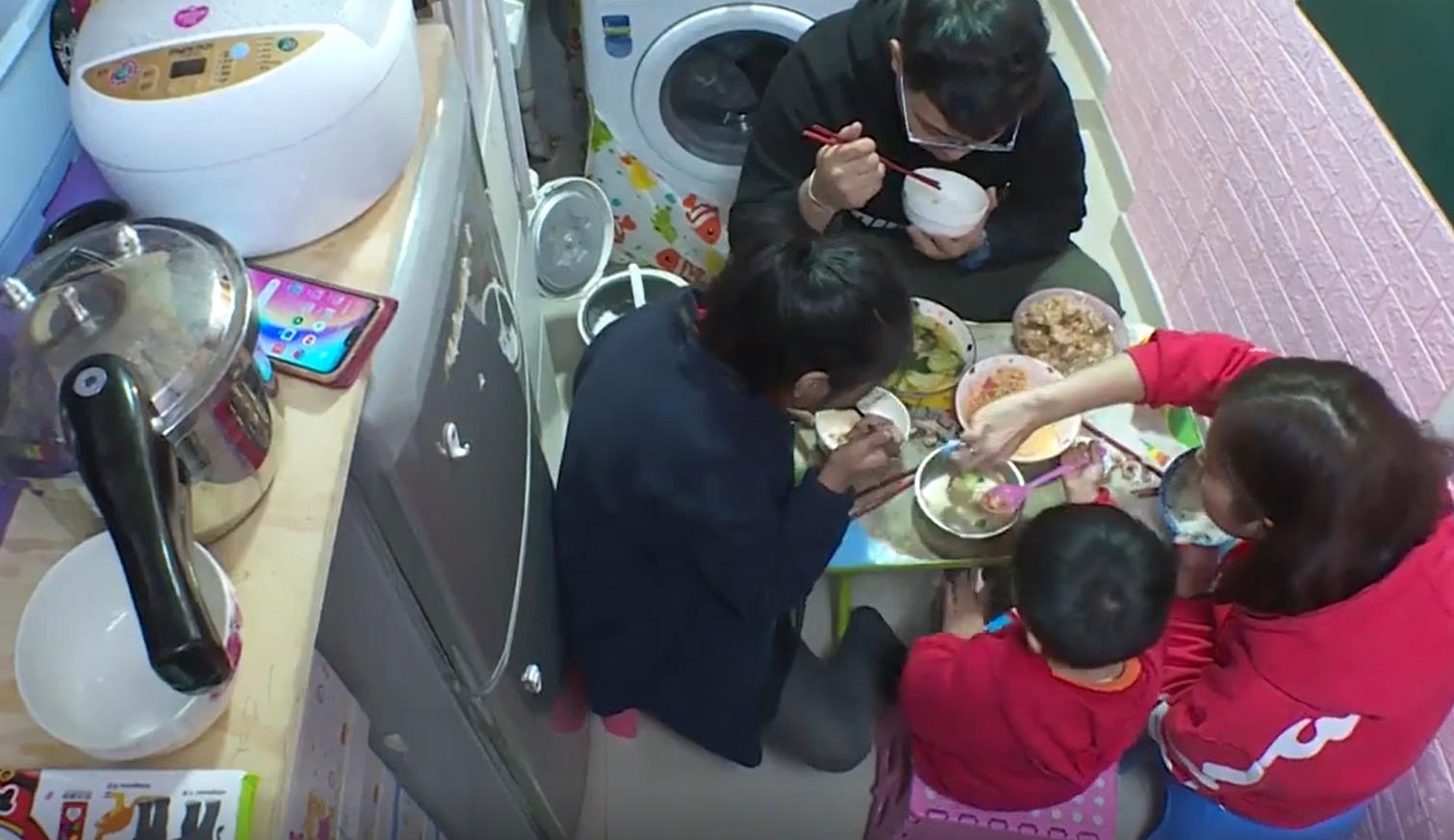 香港一家劏房生活,香港32岁夫妻的婚后生活