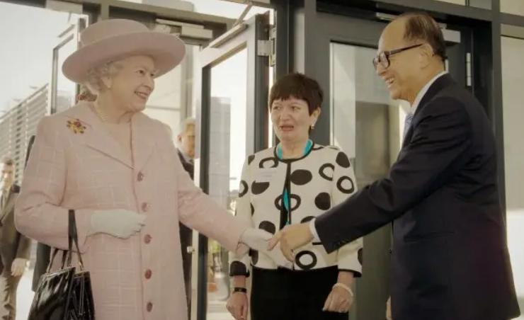 36年前英女王访华，霍英东买了一辆顶配劳斯莱斯招待，用完直接捐