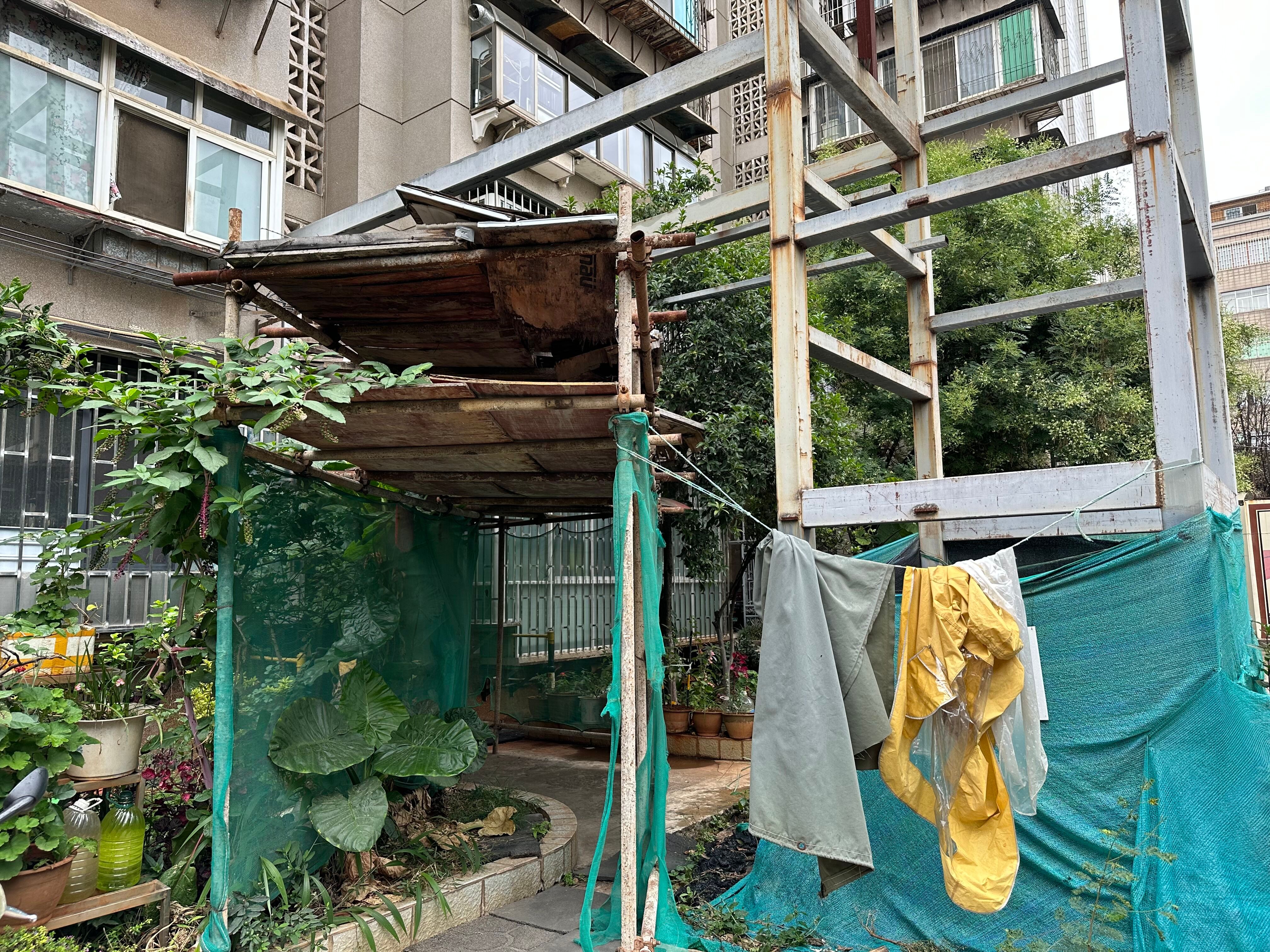 省委*党**校生活区11部共享电梯烂尾近4年又危险又不美观