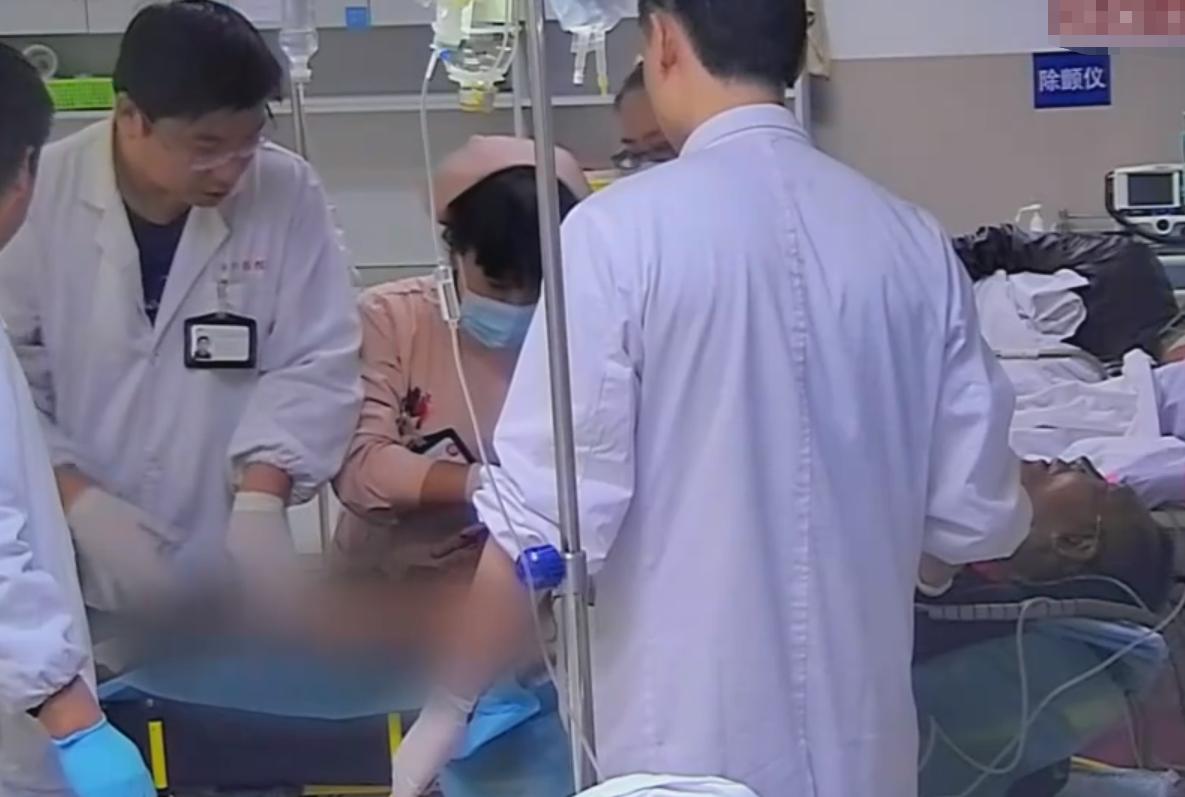 53岁父亲遭受车祸九死一生,父亲被卡车拦腰碾压救活了吗