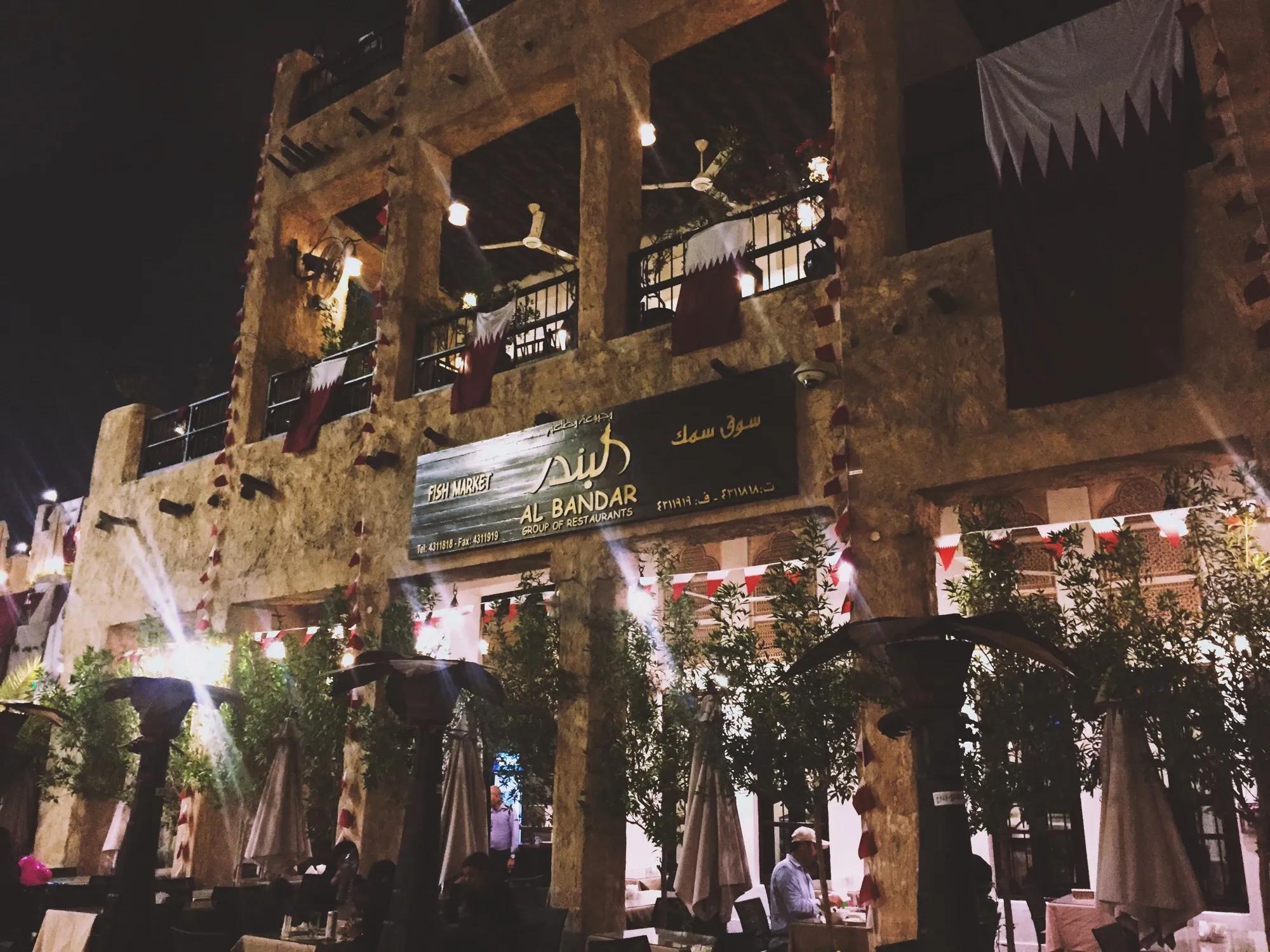 真实的卡塔尔长这样，一半沙漠一半海水