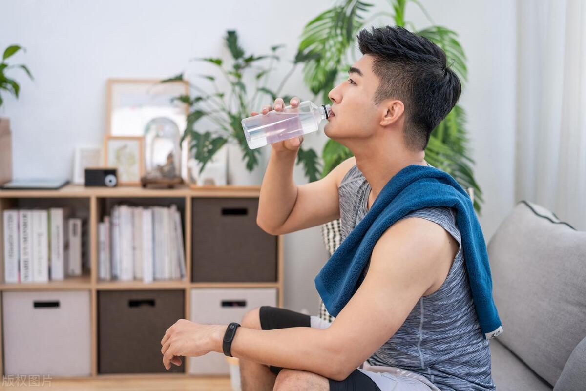 夫妻生活结束,男性完事后直接睡觉?医生:男人事后要注意这些