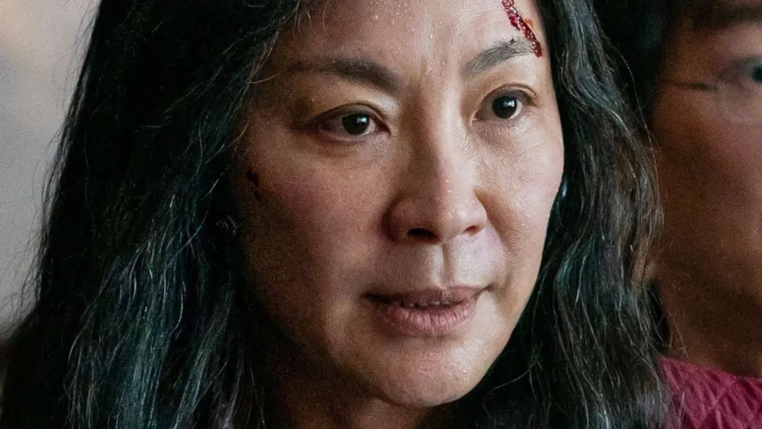 杨紫琼巴黎赏秀与未婚夫出席活动,杨紫琼霸气金球奖