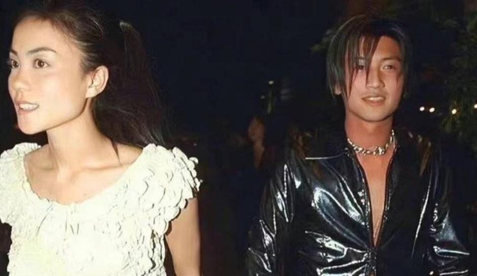 谢霆锋王菲机场合照,王菲谢霆锋经济舱