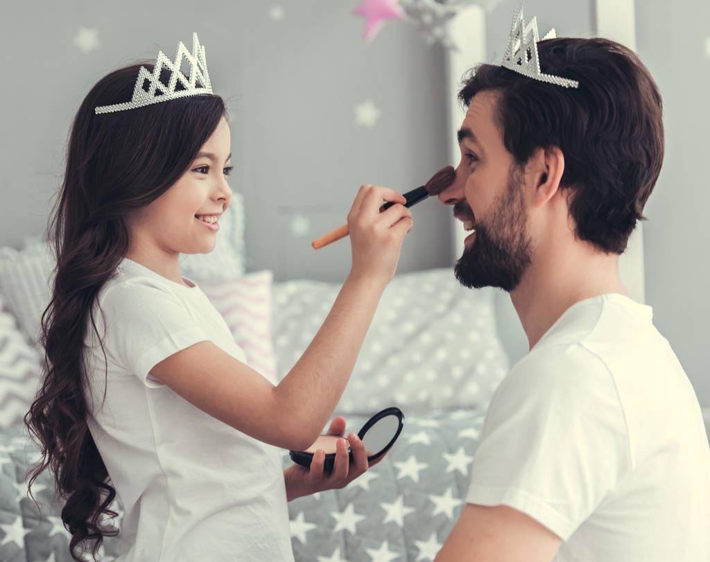 为啥女儿喜欢粘着准爸爸,女孩为啥老黏着爸爸