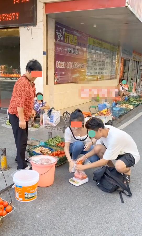 一对情侣买菜,一对情侣去超市买菜