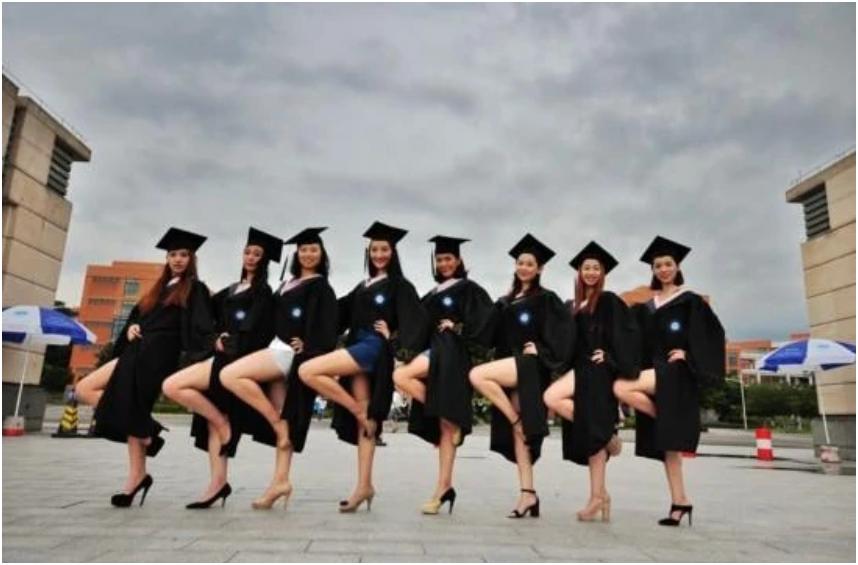 大专生毕业不配穿学士服吗,怎么看待专科穿学士服毕业