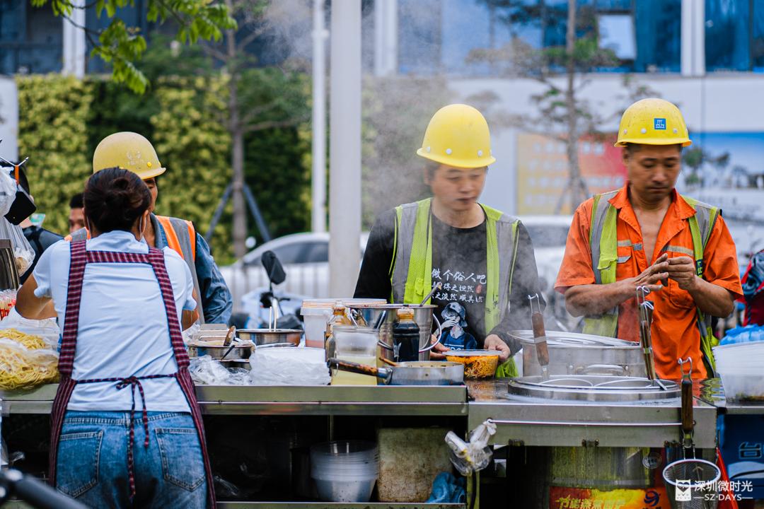 他们在深圳房价10万/平的地方,卖10元工地快餐