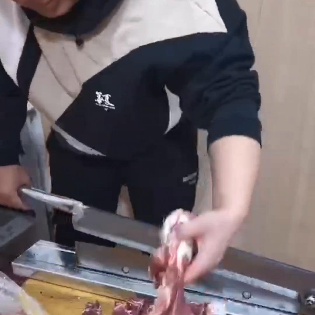 加厚锰钢有齿60厘米挑战切骨头很轻松，没有骨头渣子，肉...