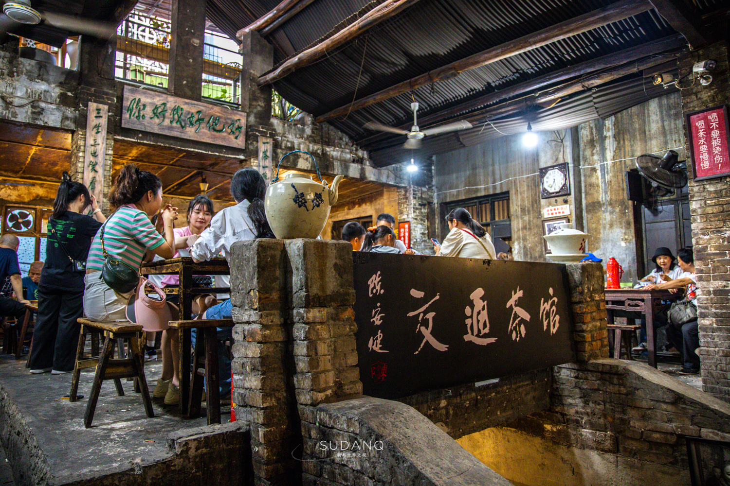 老重庆人的“网红生活”：画家资助老茶馆，大明星打卡旧书屋