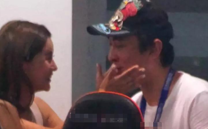 靠肩撒娇、摸脸掐腰、强吻壁咚，没分寸感的女明星算不算耍流氓？