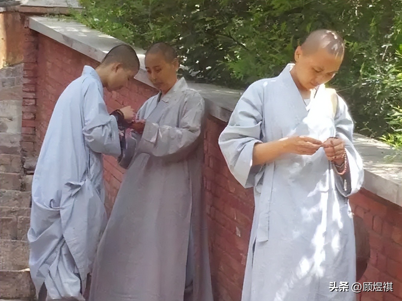 五台山佛教烧香拜佛,五台山修行僧人拜佛