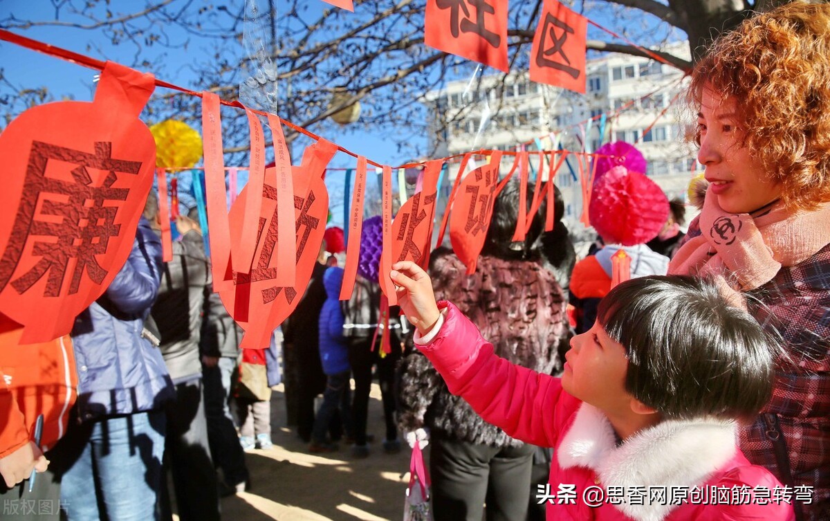 一个小气球,爱在水上游,半边光溜溜,一吹就没有(打一自然物)