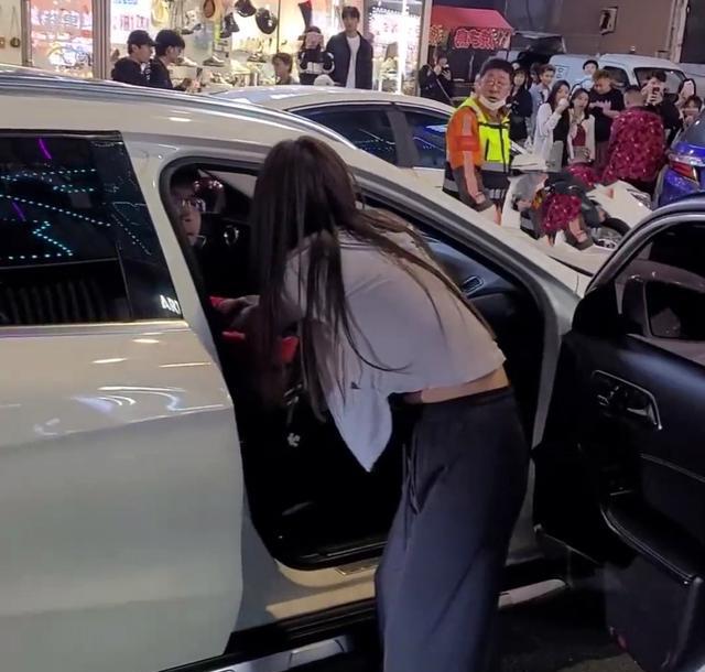 情侣当街闹分手男生不放手,情侣街头闹分手