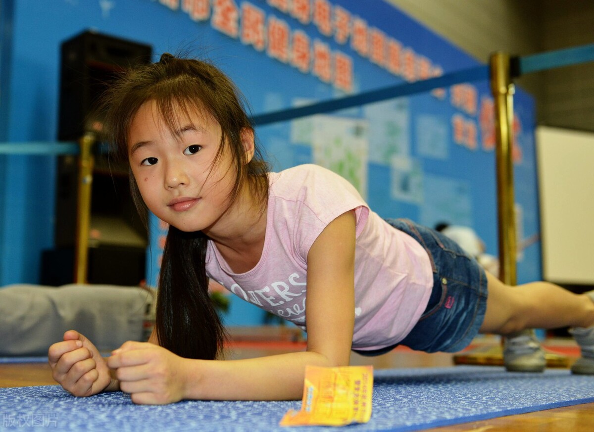 怎样正确做平板支撑练出腹肌,四种平板支撑动作练出腹肌