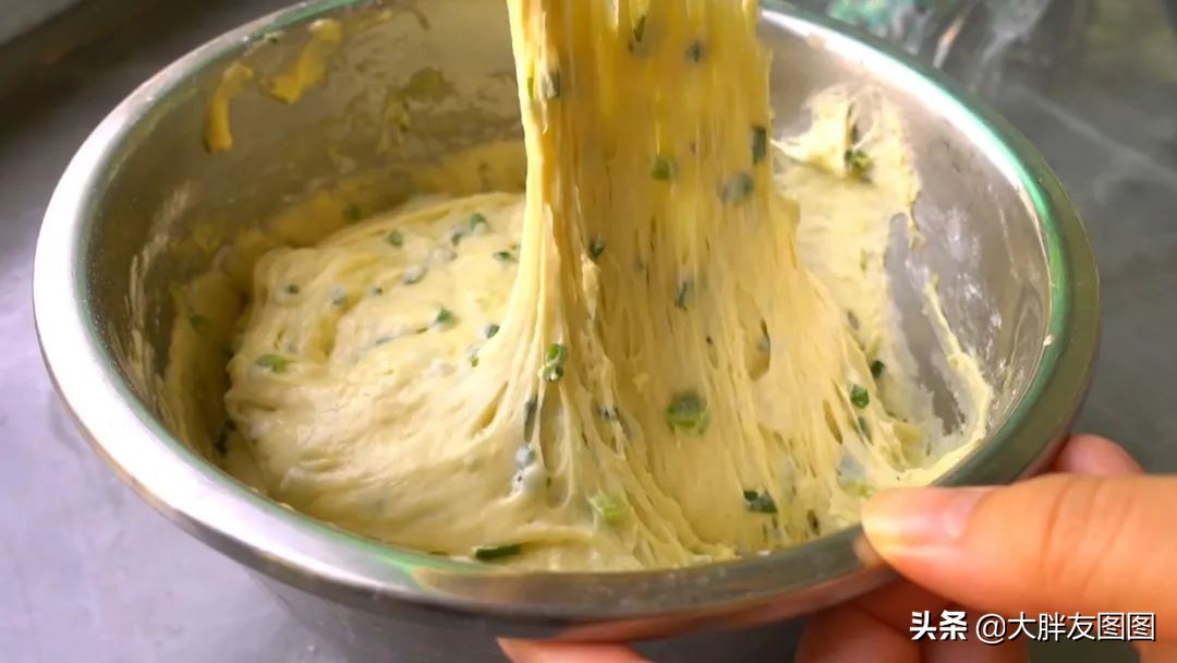 不需要揉面就能做出香喷喷的煎饼,手不沾面就能做的煎饼视频