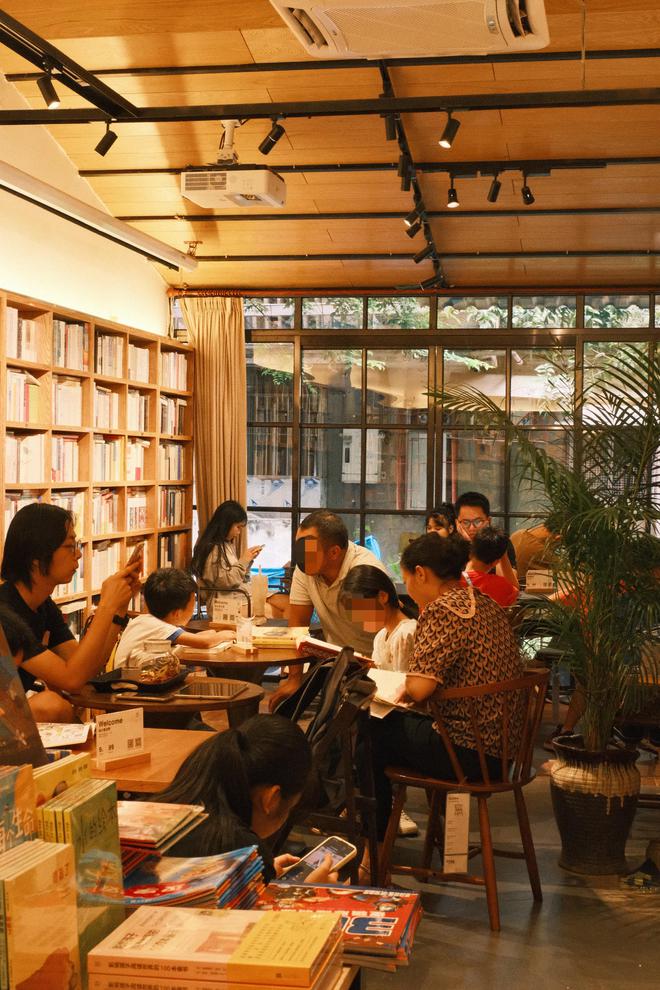 佛山70后老板打造300平书店弧形落地窗美翻了