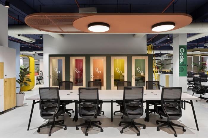 利用树木大小的室内植物模糊了办公室内外空间的界限