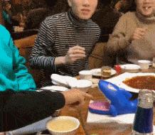 神回复：把大众车标扣下来清灰，里面藏了一个圆球，这是个啥？