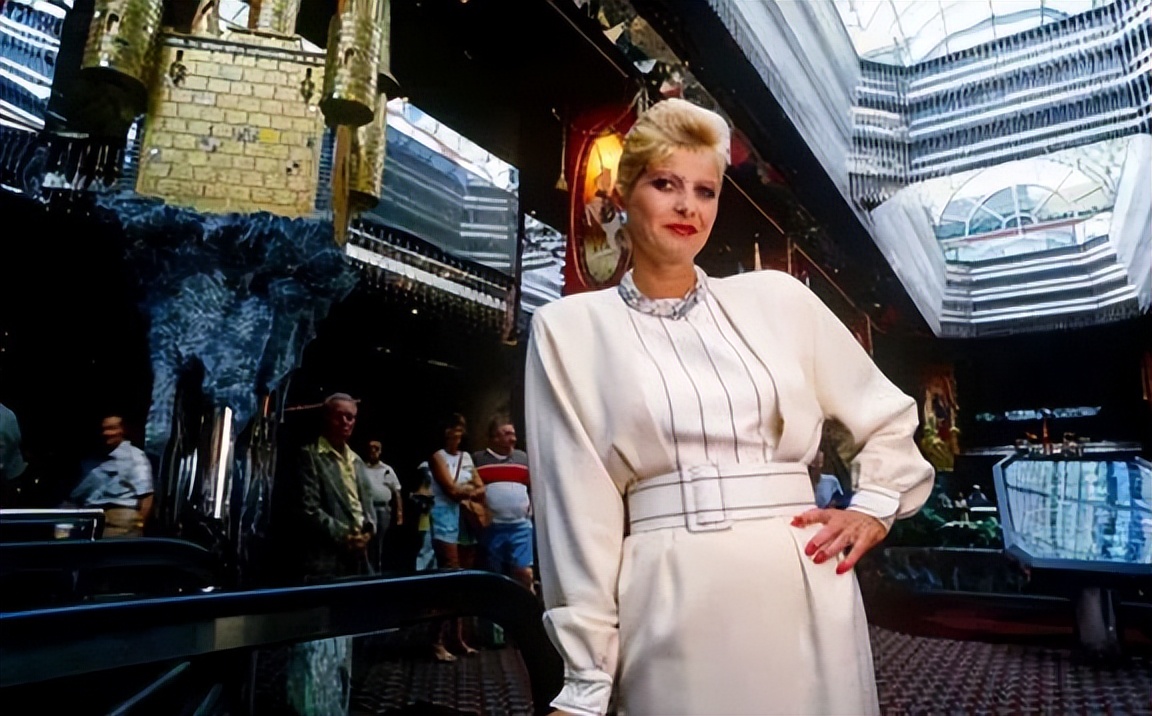 特朗普前妻突然暴毙身亡，她一生离婚4次，为拿绿卡“假”结婚