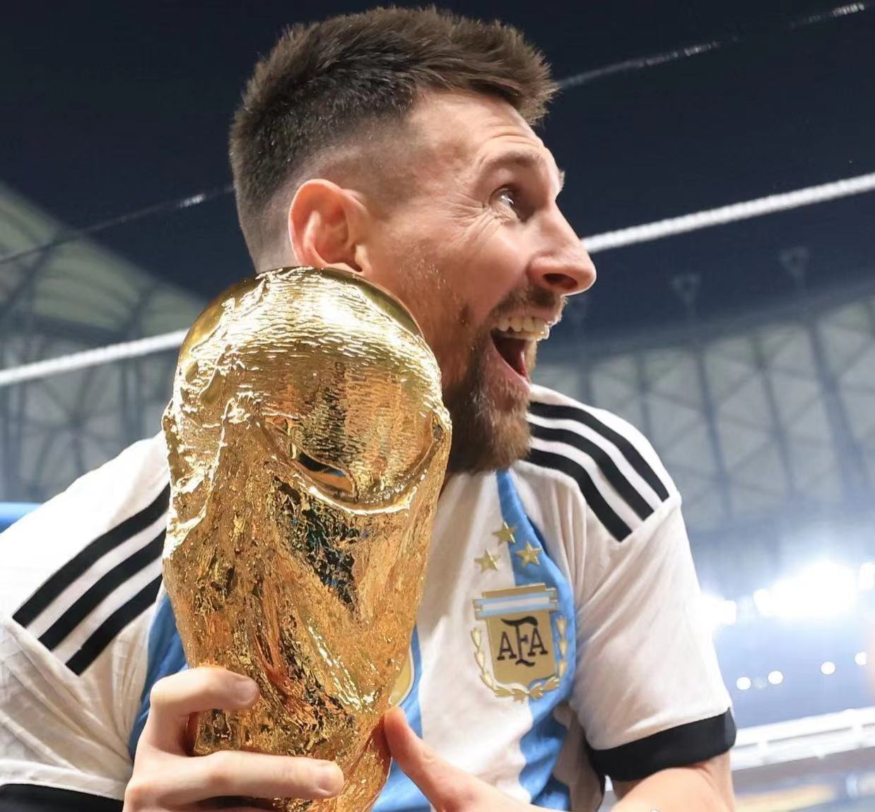 梅西抱娃庆祝冠军,梅西带领阿根廷夺冠c罗