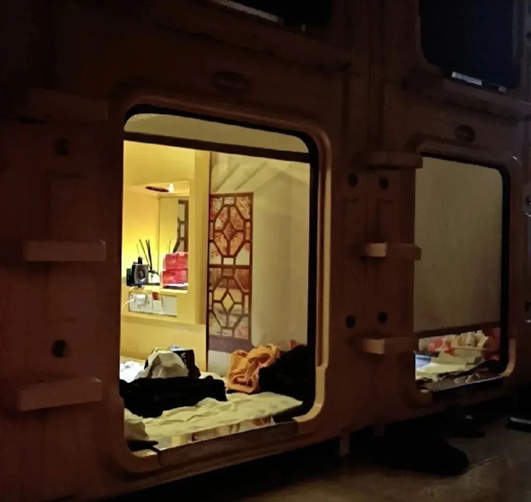 租房降级年轻人住进太空舱,租房太空舱