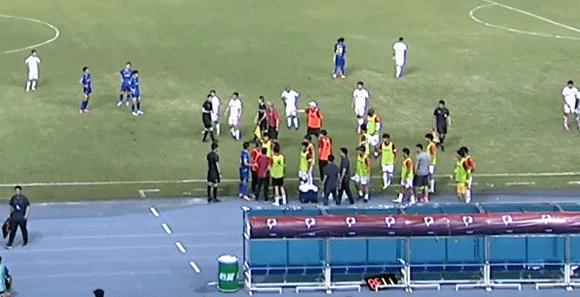 中甲球队主帅染红后怒扇裁判耳光,足球教练暴怒瞬间摔倒