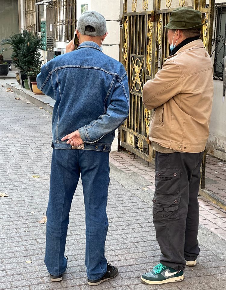 60岁大叔穿休闲鞋好还是老爹鞋好,40岁男人照样可以穿帆布鞋