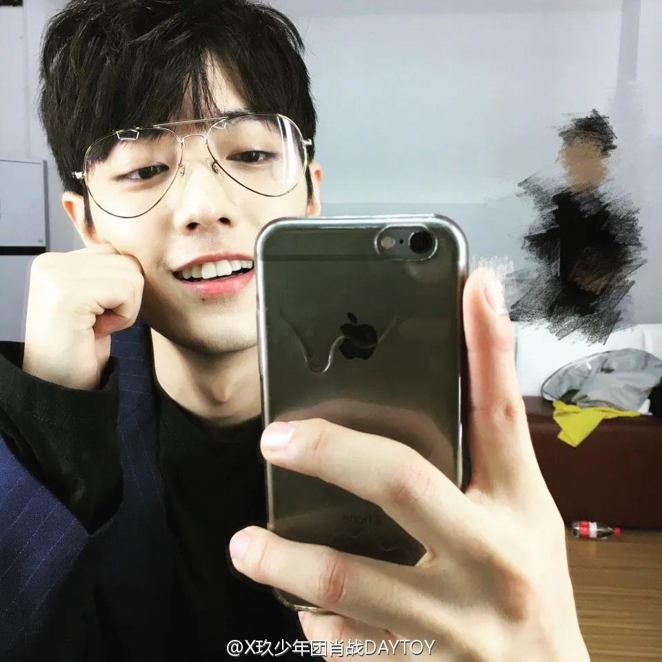 肖战微博上发自己的照片,肖战曾经的微博照片