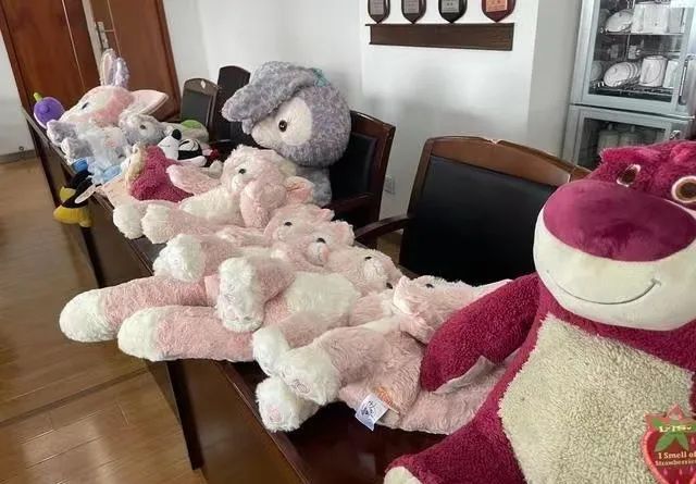 女子超市偷俩榴莲淡定装包带走,女子超市偷榴莲装包带走