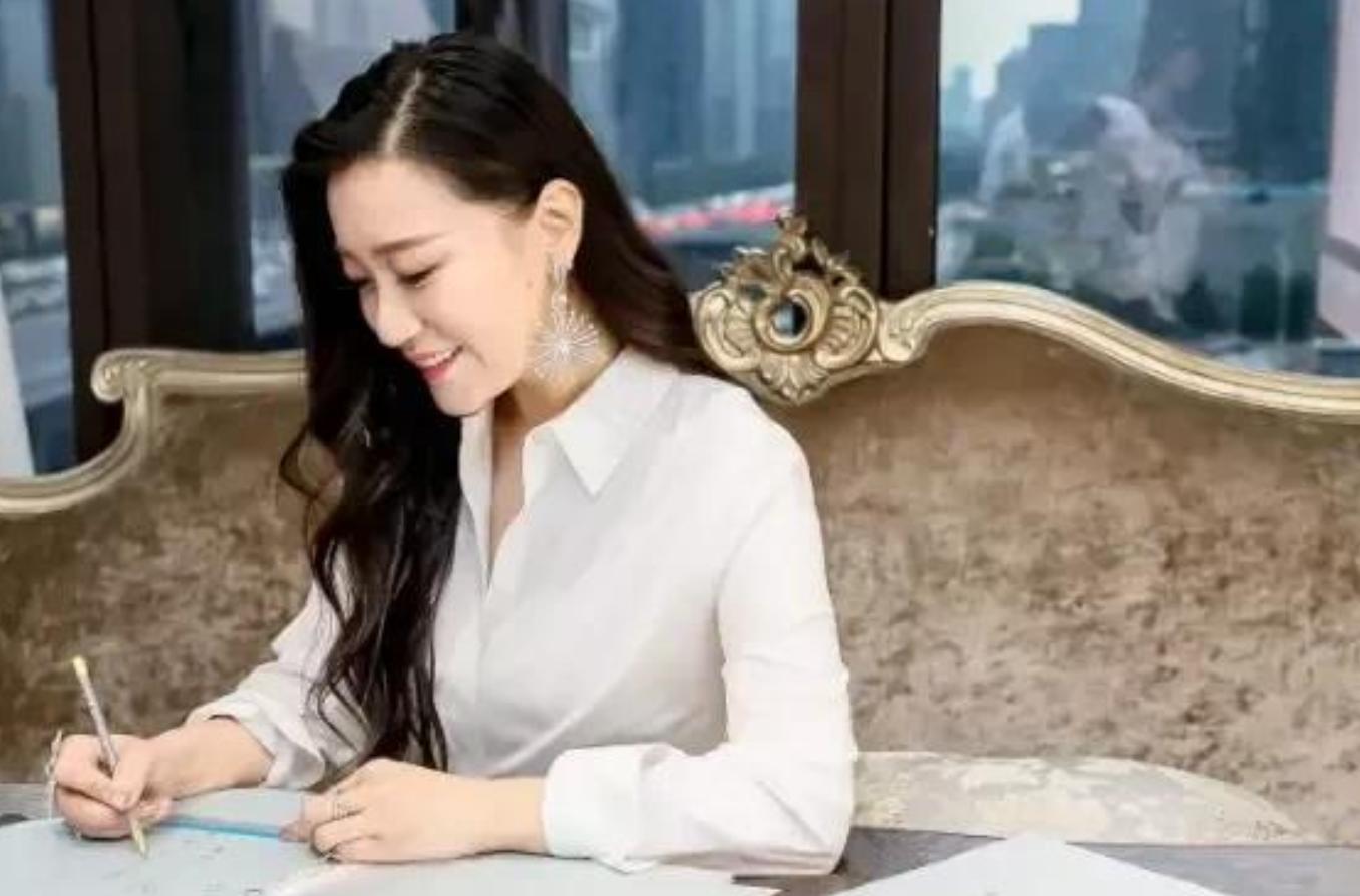 军旅歌手谭晶：嫁大8岁科学家老公，婚后生两女，生活幸福甜蜜