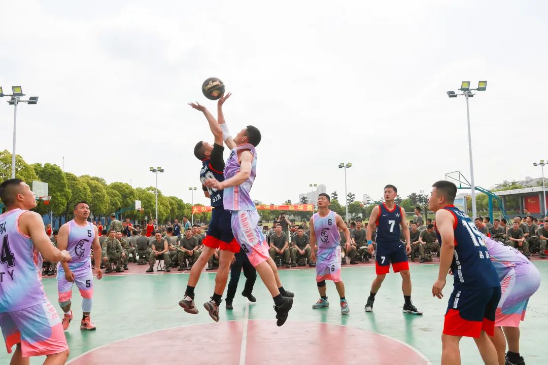 一组镜头，看看夏日军营的别样青春