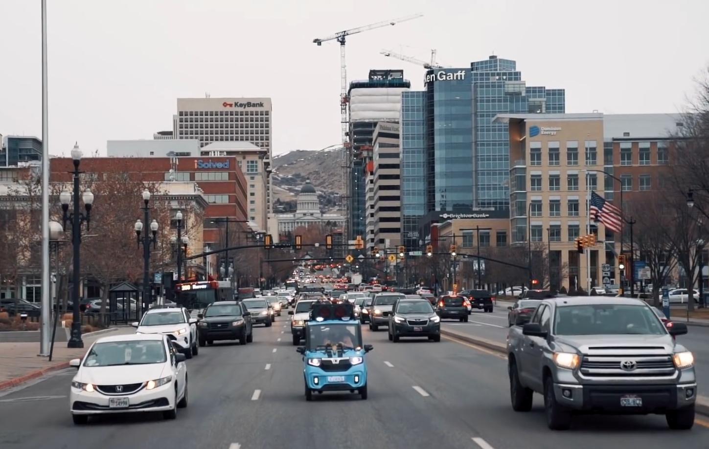 美国佬看不上我国电车，图便宜花2000买来试驾，却爱上了中国制造