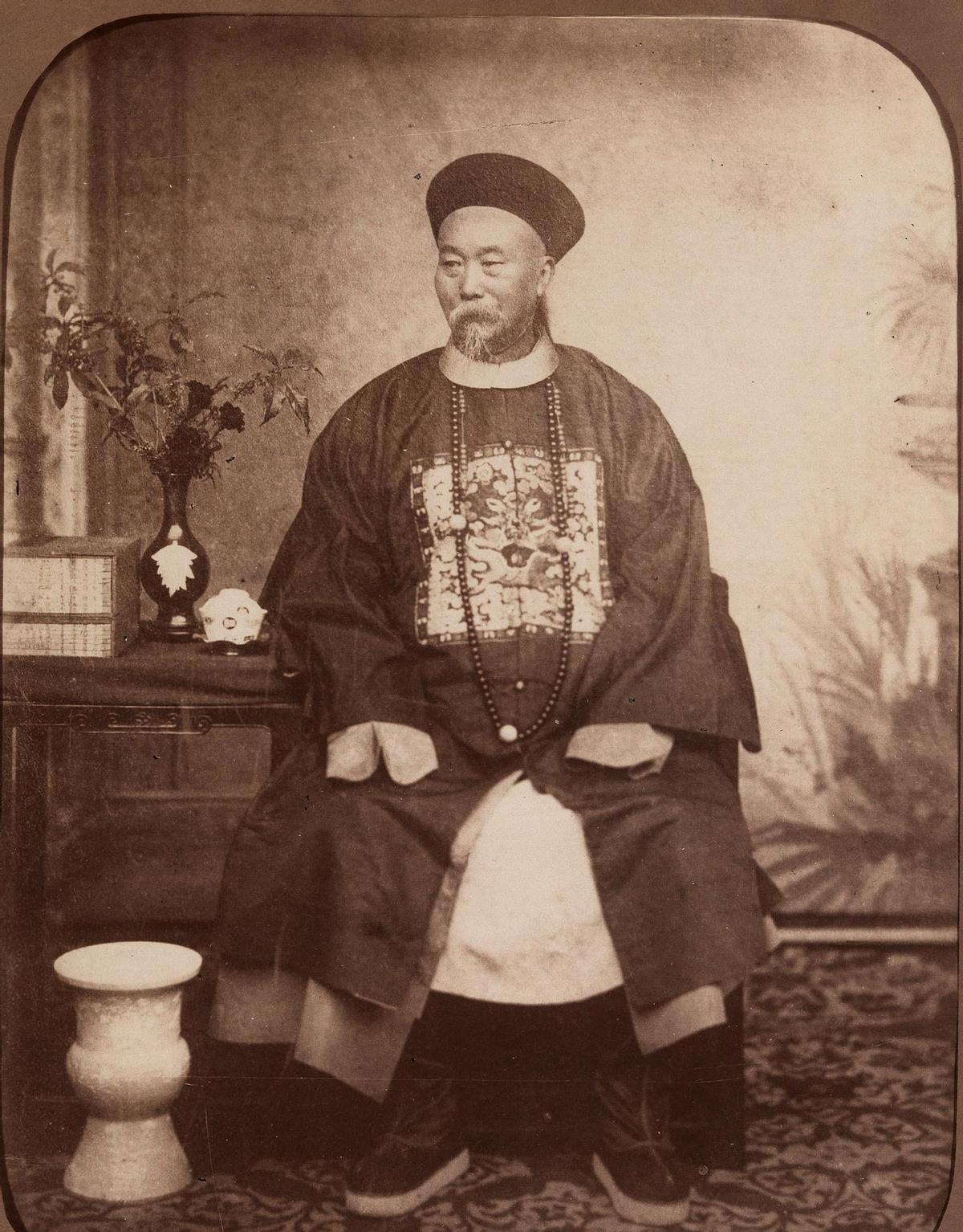 日军罪行照片：攻陷香港后兽性毕露，当场轮番侵犯新婚女明星