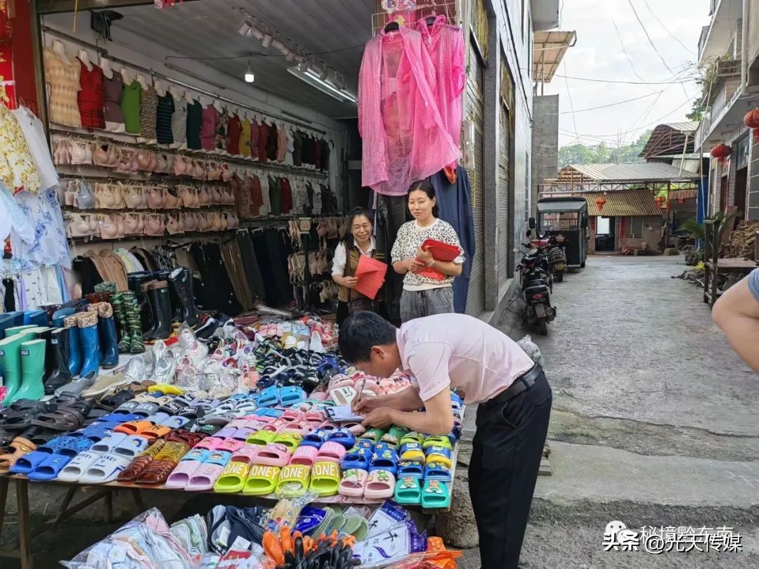 天柱县蓝田镇:疏导马路市场树立文明新风